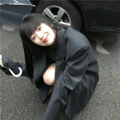 乐坛天后机场牵手女助理，整整一周内幕曝光，本人沉默不回应